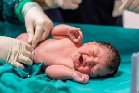 تشکیل پرونده قضایی برای نوزاد فوت‌شده در بیمارستان نهاوند
