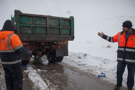اجرای ۱۰ هزار کیلومتر برف‌روبی و نمک‌پاشی در جاده‌های همدان