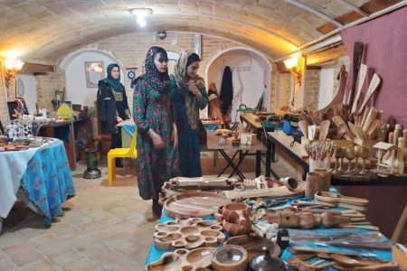 بازارچه عرصه محصولات صنایع دستی و سوغات در موزه تاریخ و فرهنگ ملایر