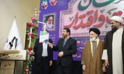 کاشت نهال و نواخته شدن زنگ انقلاب با حضور مسئولین استان