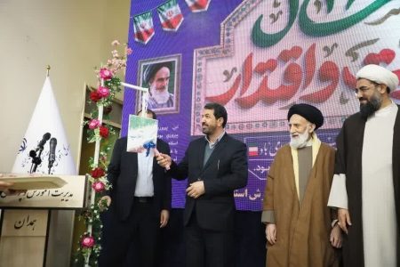 کاشت نهال و نواخته شدن زنگ انقلاب با حضور مسئولین استان