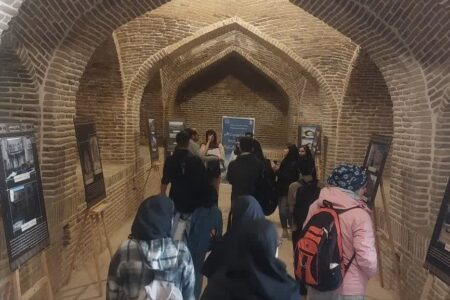 بازدید و بررسی میدانی دانشجویان معماری همدان از روند مرمت کاروانسرای جهانی فرسفج