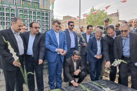 ادای احترام استاندار همدان به مقام شامخ شهدای بهار
