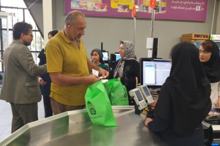 توزیع کیسه‌های پارچه‌ای خرید و برگزاری کارگاه آموزشی کاهش مصرف پلاستیک