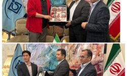 اهدای سفال لالجین به سفیر کره جنوبی توسط مدیرعامل شرکت سیاحتی علیصدر