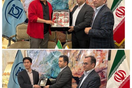 اهدای سفال لالجین به سفیر کره جنوبی توسط مدیرعامل شرکت سیاحتی علیصدر