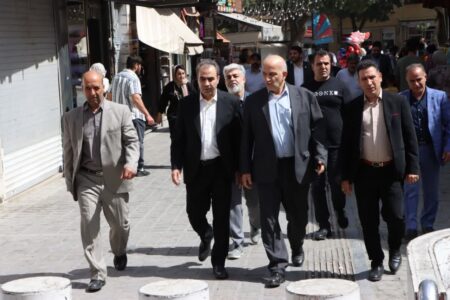 حضور مدیرکل صمت همدان در بازار و دیدار با تولیدکنندگان و صنوف کیف و کفش در روز ملی چرم