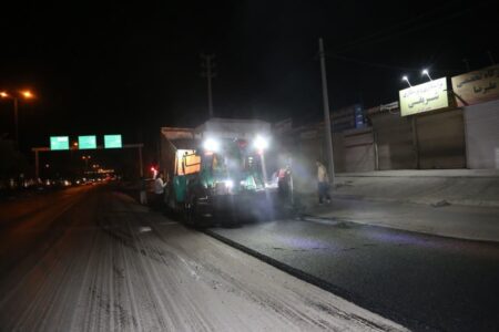 اجرای شبانه‌روزی عملیات لکه‌گیری و روکش آسفالت در منطقه سه همدان