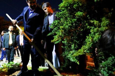 مراسم کاشت نهال یادبود در محوطه گردشگری غار علیصدر برگزار شد