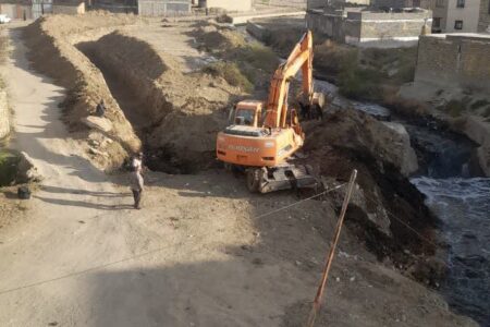 ادامه عملیات دیوارکشی و پوشش رودخانه در انتهای بلوار شهدای سلامت