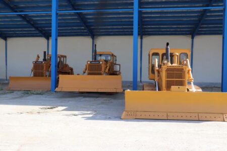 آمادگی کامل راهداری اسدآباد برای طرح زمستانی با ذخیره‌سازی ۶ هزار تن شن و نمک