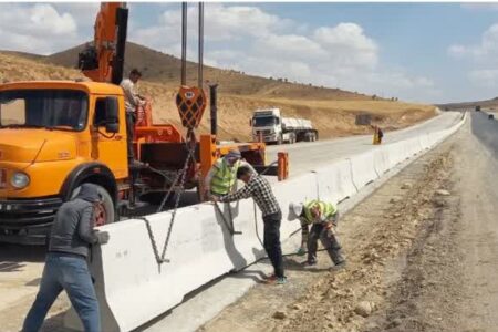 ارتقای ایمنی گردنه گرمک رزن با اجرای ۶.۵ کیلومتر حفاظ بتنی و سیستم روشنایی