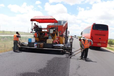 رشد ۴۰ درصدی عملیات بهسازی و روکش آسفالت در استان همدان / اجرای بیش از ۷۰۰ کیلومتر روکش در محورهای مواصلاتی