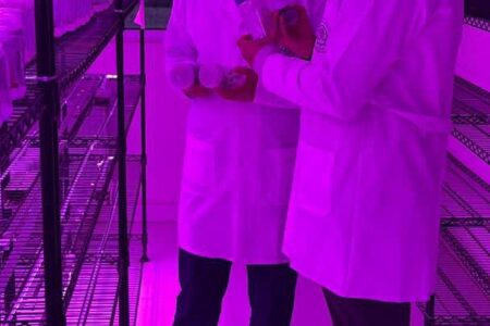 بازدید مدیر تعاون روستایی استان همدان از آزمایشگاه تخصصی کشت‌بافت گیاهی اتحادیه شرکت‌های تعاونی تولید روستایی استان