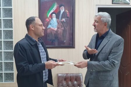 اهدای لوح تقدیر معاون وزیر نفت به رئیس شرکت نفت و فرآورده‌های نفتی تویسرکان