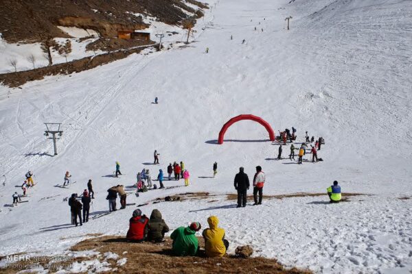 پیست اسکی تاریکدره همدان در پی بارش برف بازگشایی شد