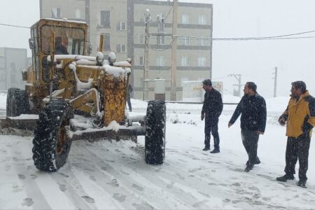 حضور میدانی مدیر منطقه 3 شهرداری همدان در عملیات برف‌روبی و پاکسازی معابر