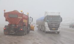 بارش پراکنده باران در گردنه گرین نهاوند/ آمادگی کامل راهداران برای تأمین تردد ایمن