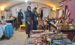 بازارچه عرصه محصولات صنایع دستی و سوغات در موزه تاریخ و فرهنگ ملایر