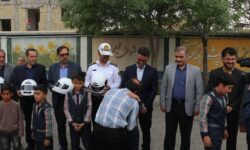 روستای امزاجرد؛ کلاه ایمنی هدیه دانش‌آموزان به پدران موتورسوار