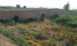 آغاز مرمت و پاکسازی محوطه پل تاریخی روستای دهنجرد