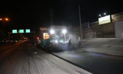 اجرای شبانه‌روزی عملیات لکه‌گیری و روکش آسفالت در منطقه سه همدان