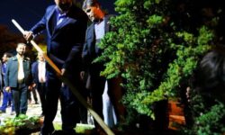 مراسم کاشت نهال یادبود در محوطه گردشگری غار علیصدر برگزار شد