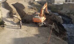 ادامه عملیات دیوارکشی و پوشش رودخانه در انتهای بلوار شهدای سلامت