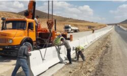 ارتقای ایمنی گردنه گرمک رزن با اجرای ۶.۵ کیلومتر حفاظ بتنی و سیستم روشنایی