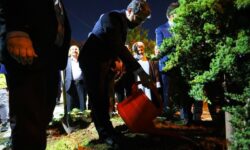 مراسم کاشت نهال یادبود در محوطه گردشگری غار علیصدر برگزار شد