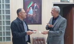 اهدای لوح تقدیر معاون وزیر نفت به رئیس شرکت نفت و فرآورده‌های نفتی تویسرکان