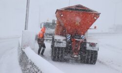 برف‌روبی و نمک‌پاشی بیش از ۲ هزار کیلومتر از محورهای استان همدان