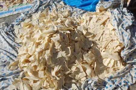 کشف ۱۳ هزار عدد نان خشک‌شده در تویسرکان