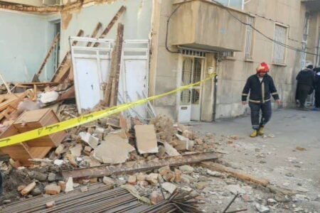 ریزش سقف و بخشی از ساختمان در خیابان صدف؛ مصدومیت کودک و شوک بانوی سالخورده