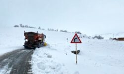 تلاش بی‌وقفه راهداران همدان/ پس از کولاک سنگین راه ۱۵۸ روستای همدان بازگشایی شد