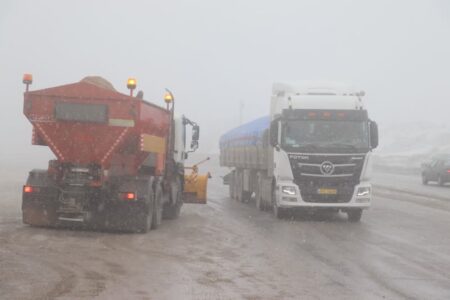 بارش برف همراه با مه‌گرفتگی شدید در گردنه‌های همدان/ آغاز موج جدید بارش برف در شمال استان