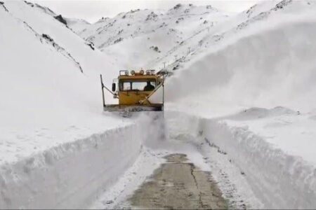 بازگشایی دوباره مسیر پیست اسکی تاریک‌دره همدان با تلاش راهداران