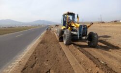 شانه‌سازی و تعدیل شیب شیروانی ۹۰ کیلومتر از محورهای شهرستان ملایر در طرح استقبال از بهار ۱۴۰۵