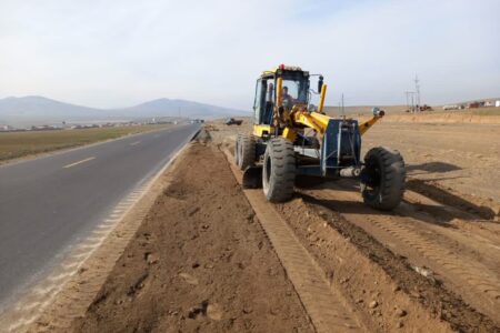 شانه‌سازی و تعدیل شیب شیروانی ۹۰ کیلومتر از محورهای شهرستان ملایر در طرح استقبال از بهار ۱۴۰۵