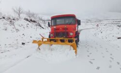 بارش برف بهاری محورهای کوهستانی و گردنه‌های استان همدان را سفیدپوش کرد