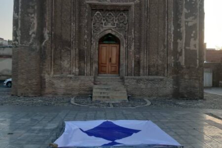 نصب نشان «سپر آبی» در محوطه موزه‌ها و اماکن تاریخی همدان