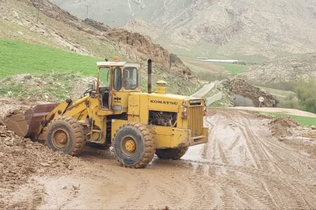 بازگشایی راه ارتباطی ۱۰ روستای نهاوند پس از انسداد ناشی از سیلاب