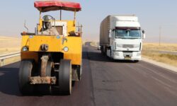 اجرای ۱۲ کیلومتر روکش آسفالت در محور شریانی همدان-قزوین گامی در جهت ارتقای ایمنی و تسهیل تردد