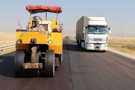 اجرای ۱۲ کیلومتر روکش آسفالت در محور شریانی همدان-قزوین گامی در جهت ارتقای ایمنی و تسهیل تردد