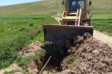 نجات آب شرب ۱۲۳۱ روستایی در همدان؛ نشتی پنهان خط انتقال آب روستای قایش پس از ۱۲ متر حفاری پیدا شد