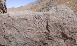 سنگ‌نگاره تاریخی کوه یخچال همدان سالم است