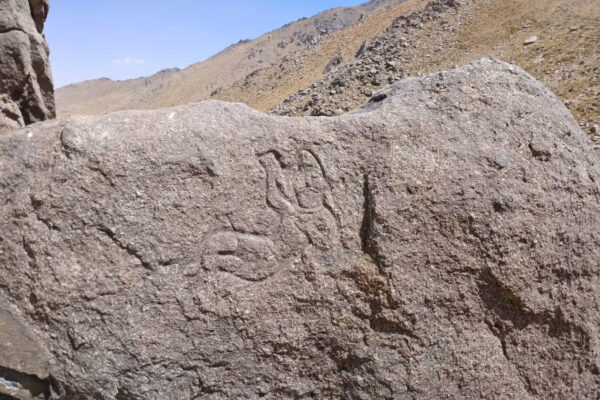 سنگ‌نگاره تاریخی کوه یخچال همدان سالم است