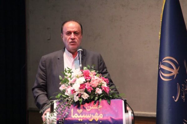 هنرمندان مطالبه‌گر باشند و برای پیشرفت همدان ایده بدهند